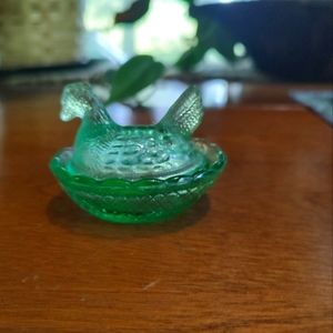 Mini nesting hen green glass mini